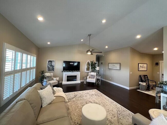 Foto del edificio - Stunning 3-Bedroom Home with Deck, Patio & Large Yard in Kodak, TN