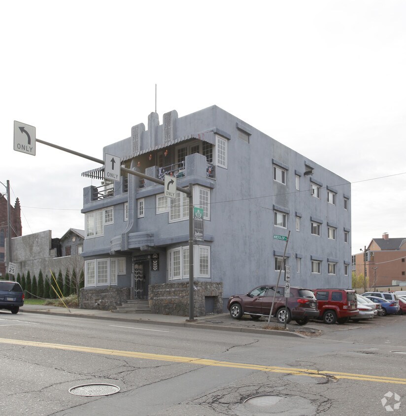 Building Photo - 635 Mulberry St