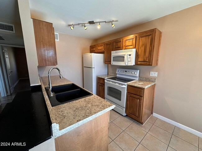 Building Photo - 14802 Yerba Buena Way