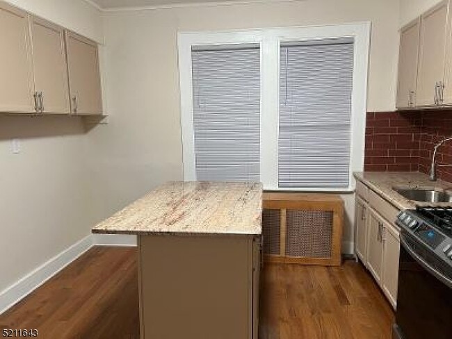Building Photo - 52 Midland Pl