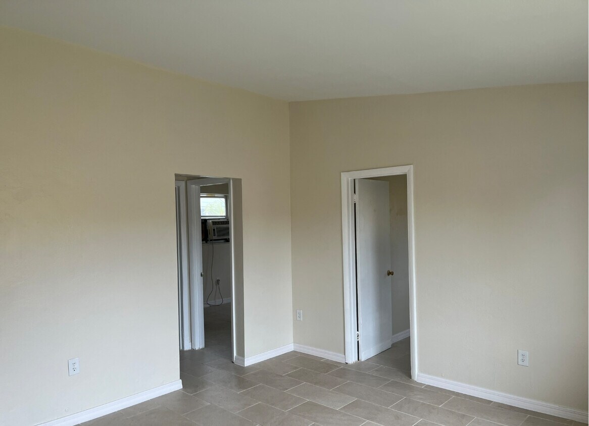Foto principal - 2721 NW 28th St