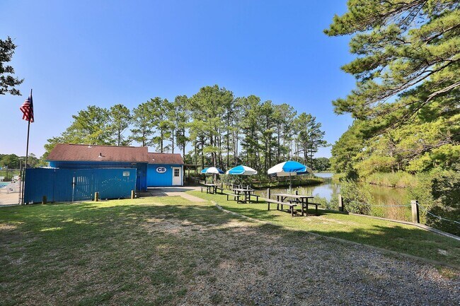 Building Photo - Waterfront Ranch Home - Excellent School Z...