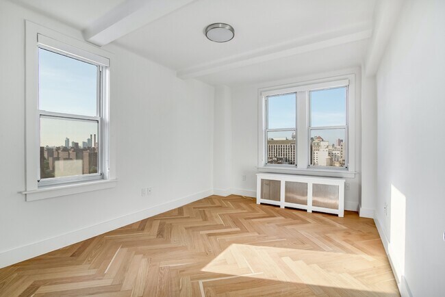 Building Photo - 301 E 21st St