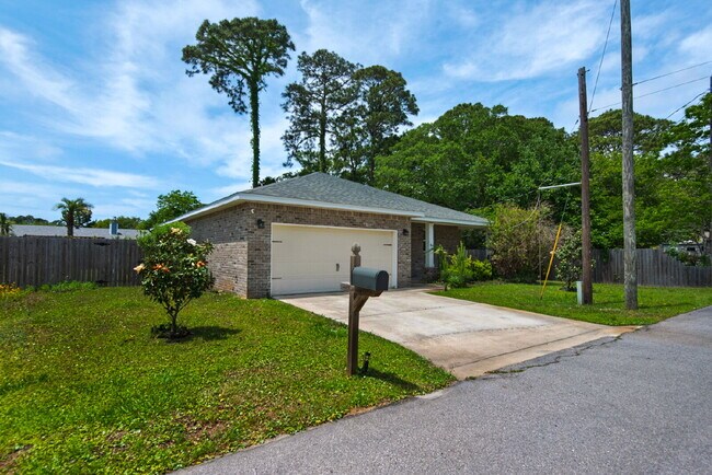 Foto del edificio - "Charming 3-Bed Home in Mary Esther with $200.00 Off First Full Month's Rent!"