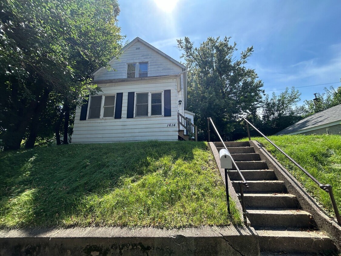 Primary Photo - 2 Bedroom 1 Bath House in Moline