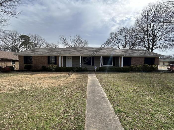 Primary Photo - 100 Hampton Cove