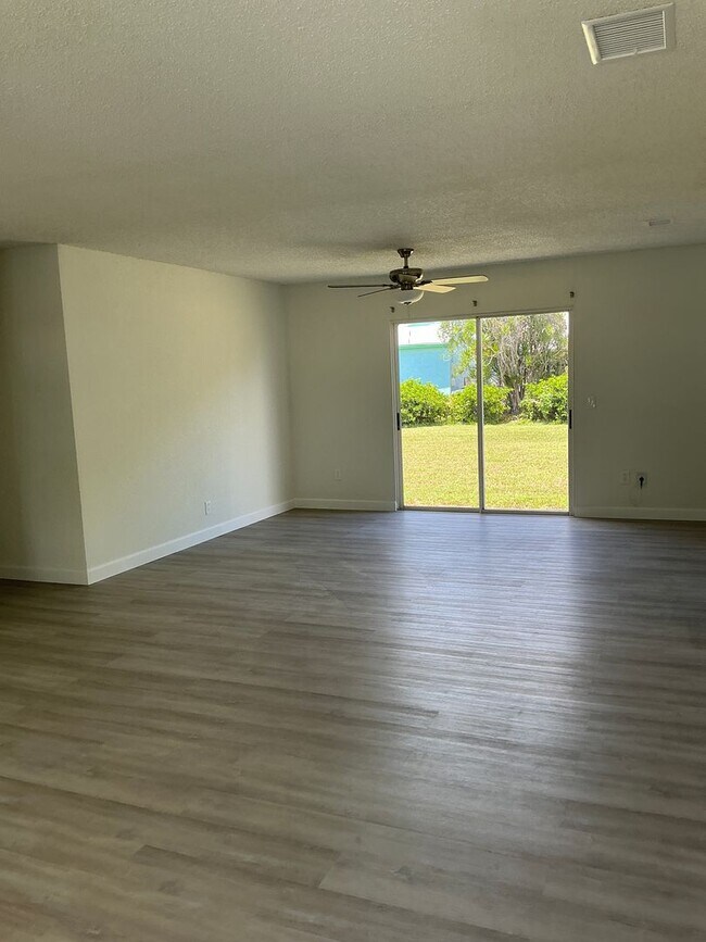 Foto del edificio - EAST  of U S hwy 1.    Interior  fully ren...