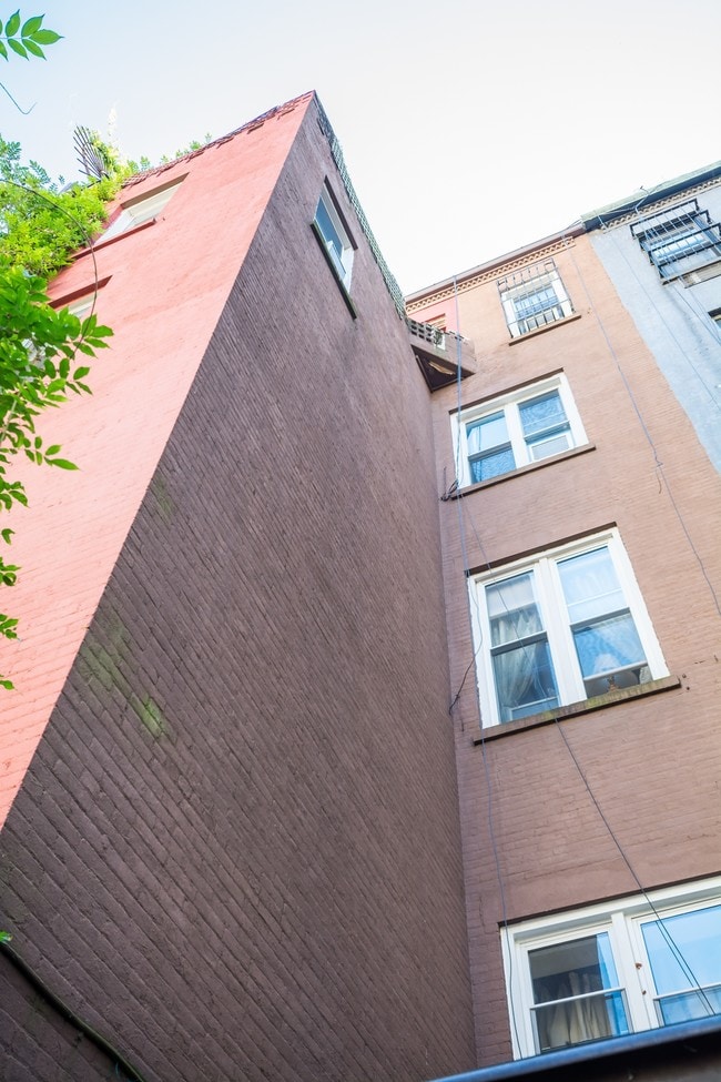 Building Photo - 25 W 89th St