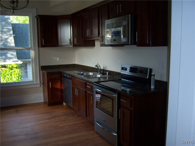 Foto del edificio - 1658 James St
