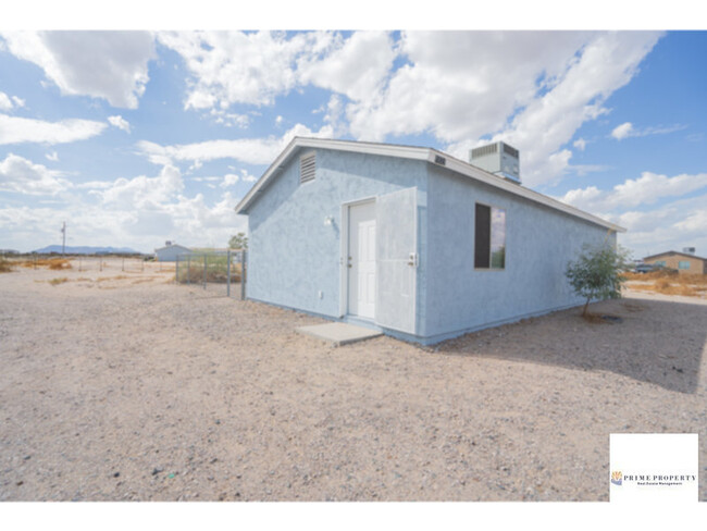 Building Photo - Discover the Comfort of Desert Living in t...