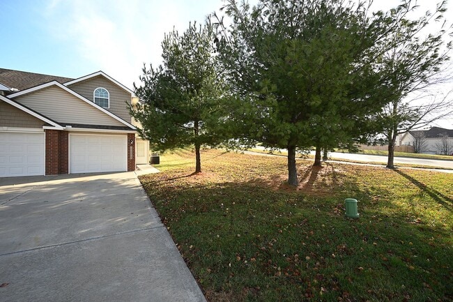 Building Photo - 3 Bedroom, 2.5 bath Townhome with 1 car garage!
