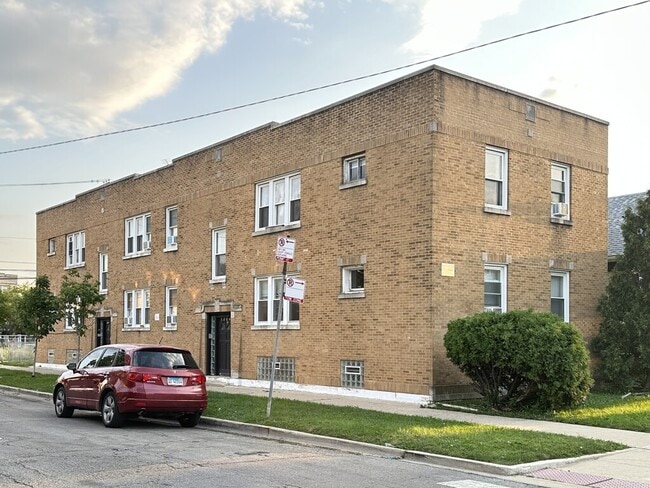 Building Photo - 3224 N Linder Ave