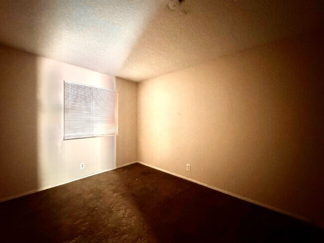 Foto del edificio - 2 bedroom 1 bath downstairs condo in Hende...
