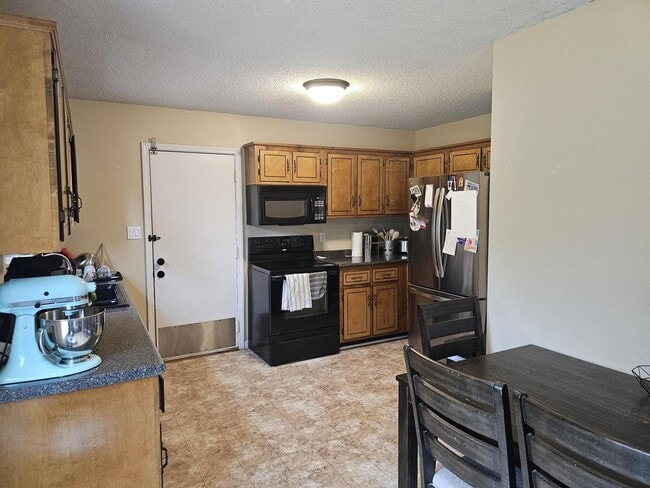 Building Photo - Country Living! 1.2 Acres! 3 bed 2 Baths