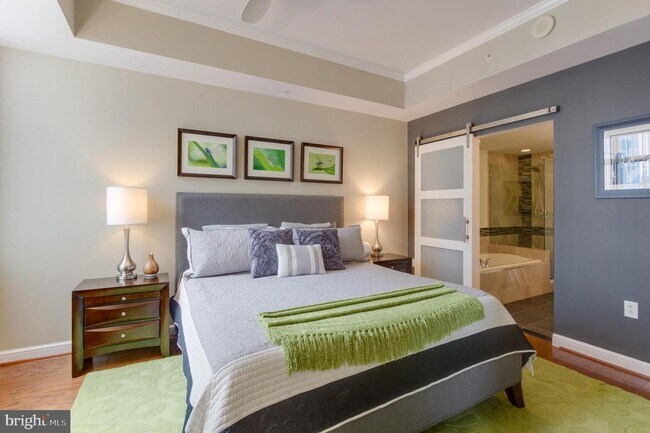 Dormitorio 1 - 11990 Market St