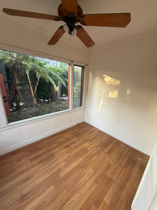 Foto del edificio - 8921 Rosewood Ave