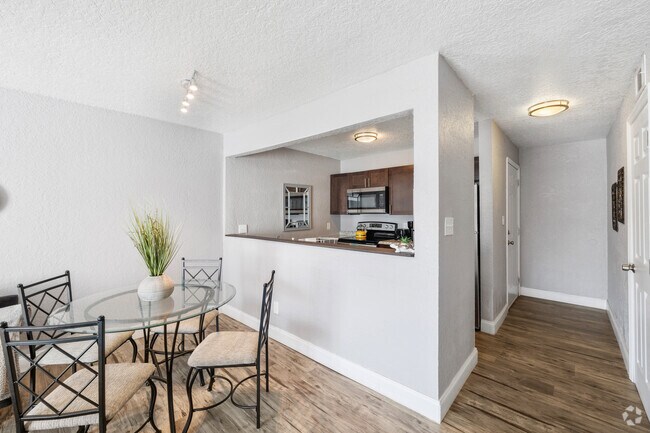 2BR, 2BA - 900SF - Comedor, cocina - Oakwood Reserve