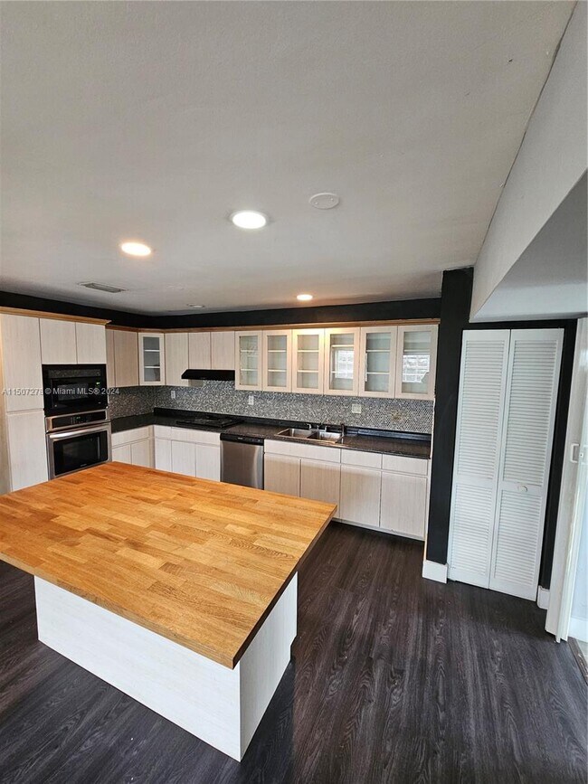 Foto del edificio - 3216 SW 23rd Terrace
