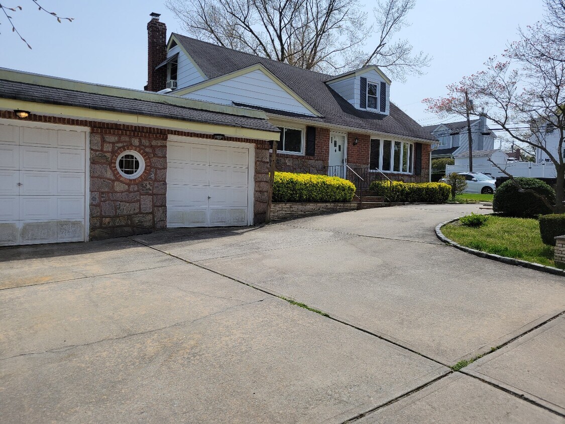 81 Lawrence St Unit Main Floor and Basement, Farmingdale, NY 11735