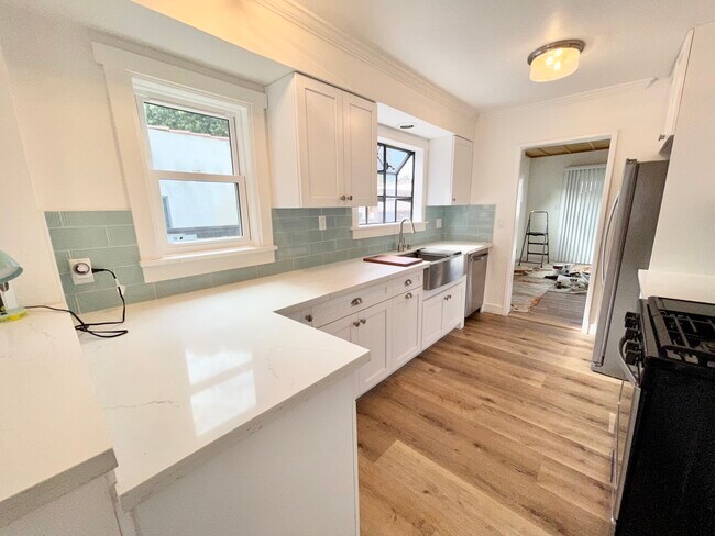 Building Photo - 951 Superba Ave