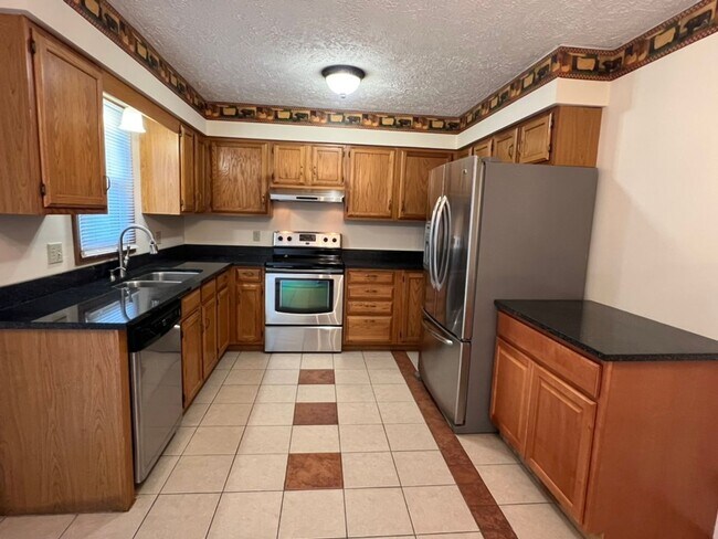 Foto del edificio - Large 3 Bed 2 Bath Home!