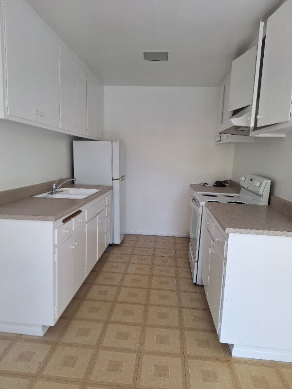 Building Photo - 609 De La Vina St