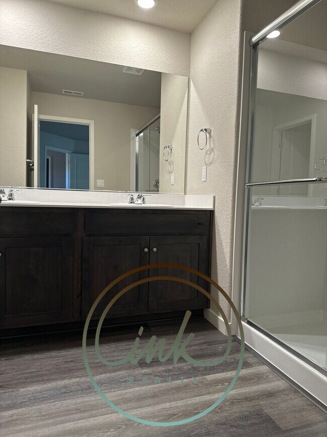 Building Photo - Carson Townhouse