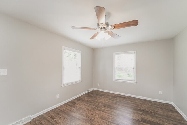 Foto del edificio - 4944 Springview Rd