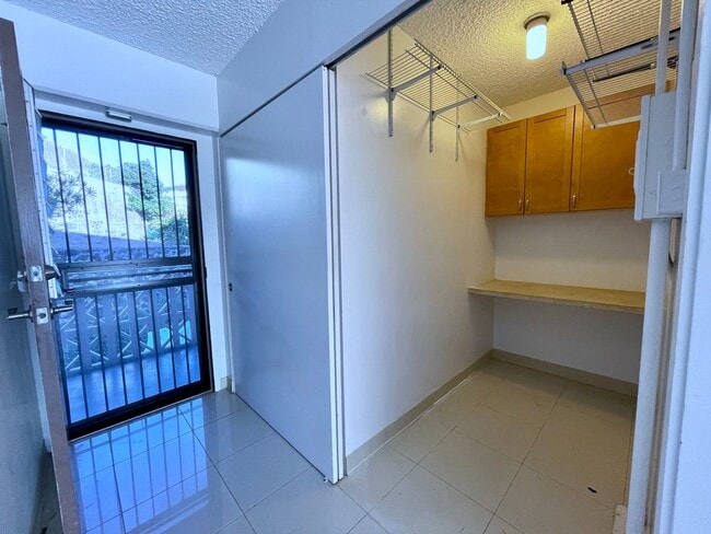 Building Photo - Convenient City Living – Renovated 1BR/1BA...