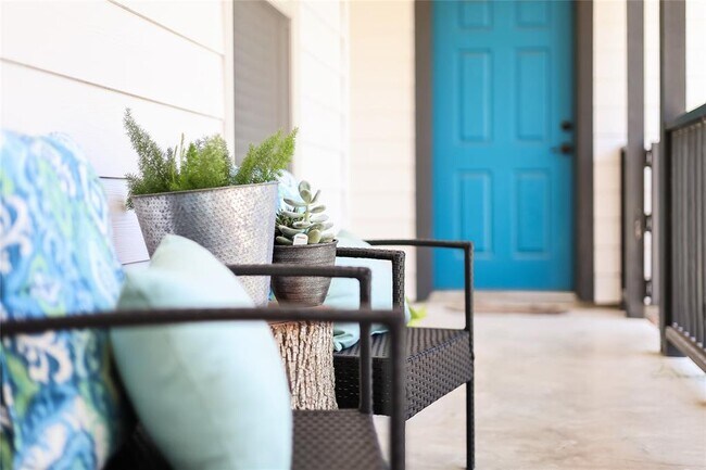 Foto del edificio - 604 Whispering Hollow Cir