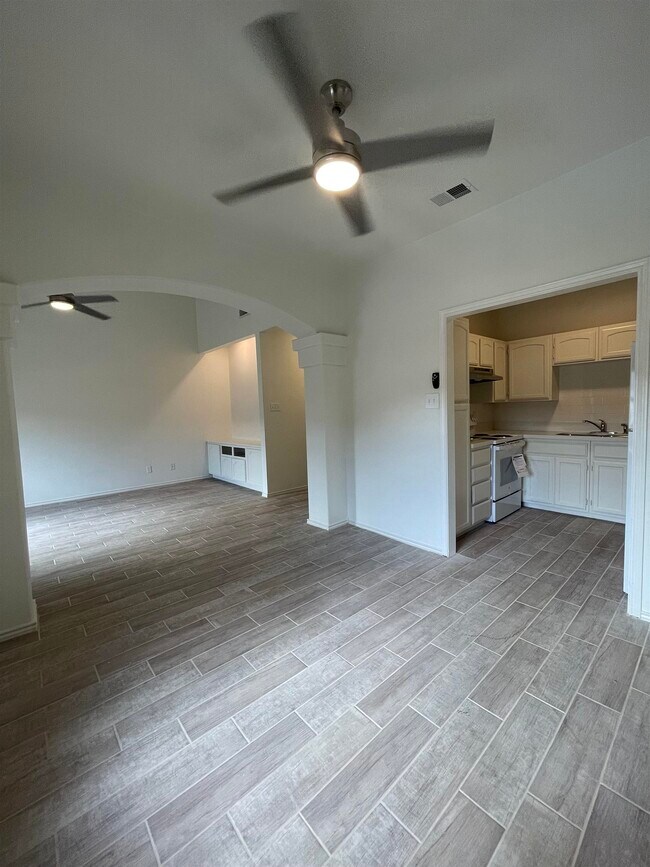 Building Photo - 1207 Hillside Rd