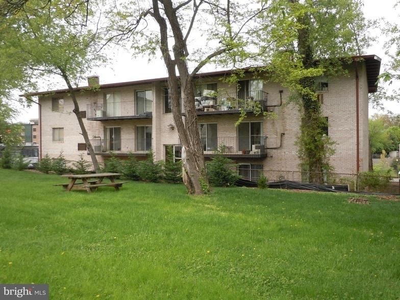 Photo - 2025 N Lincoln Street Unit 104