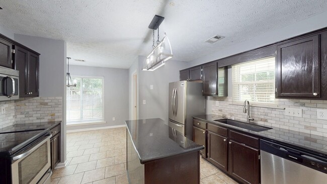 Building Photo - Lovely 3/2 in the Heart of Millbrook