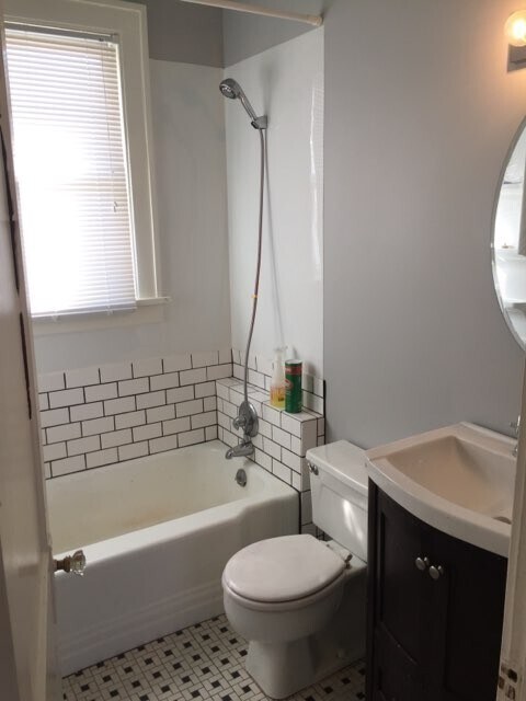 Building Photo - COMING SOON!! 2 bed 1 bath Moline home with garage!