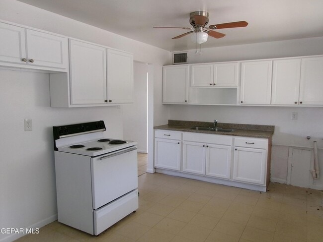 Building Photo - 10910 Dyer St