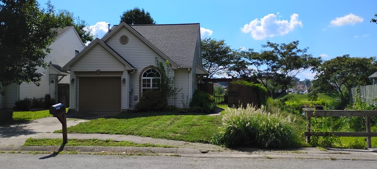Building Photo - 9728 Cayes Dr