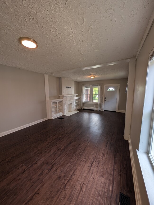 Sala de estar desde las escaleras - 816 Wager St