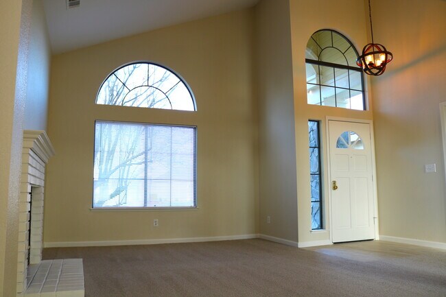 Building Photo - Stunning 3bed, 2.5 bath rent ready home !!