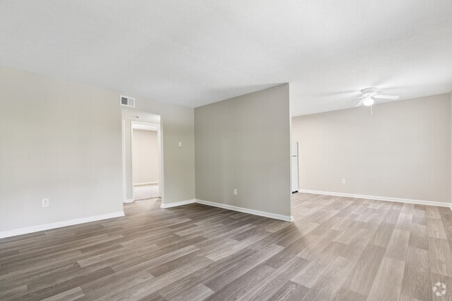 2 habitaciones, 1 baño - 900 pies cuadrados - Sala de estar - Colonial Oaks Apartments