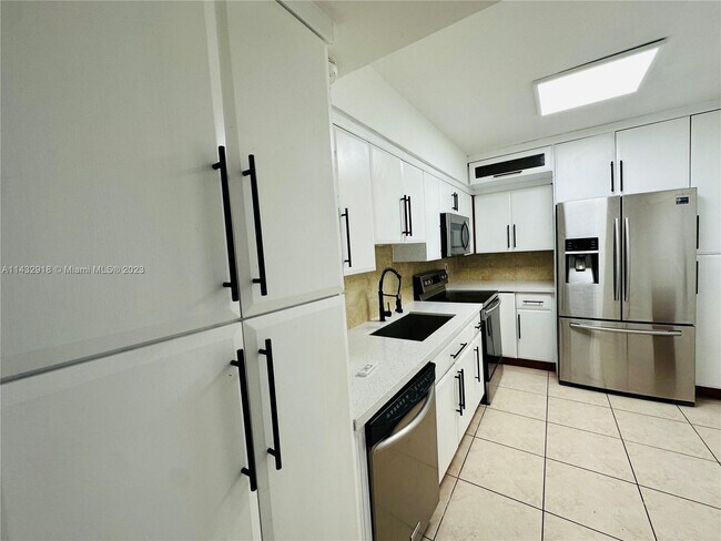 Foto del edificio - 9225 Collins Ave