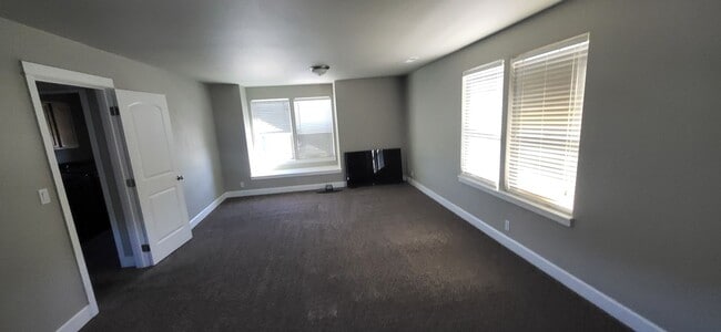 Building Photo - 4 Bed 2.5 Bath - NW Redmond