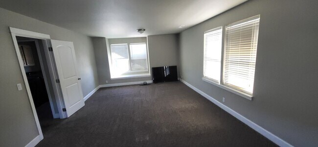 Foto del edificio - 4 Bed 2.5 Bath - NW Redmond