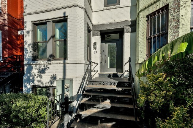 Building Photo - Top floor 2 level 2br 2.5ba TH in Shaw for...