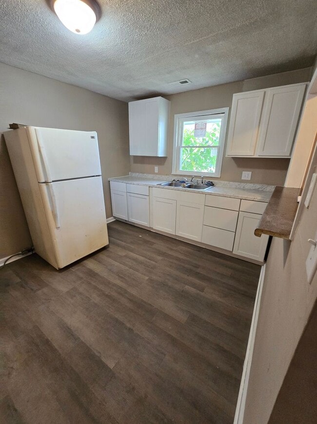 Building Photo - Spacious One Bedroom Located near 21st and...
