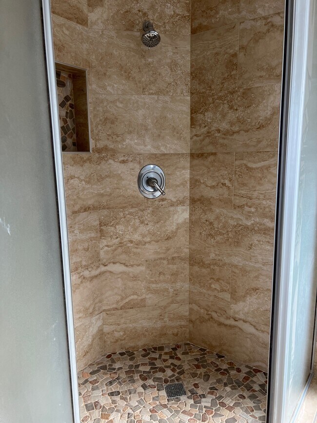 Ducha con azulejos nuevos. - 1610 W 168th St