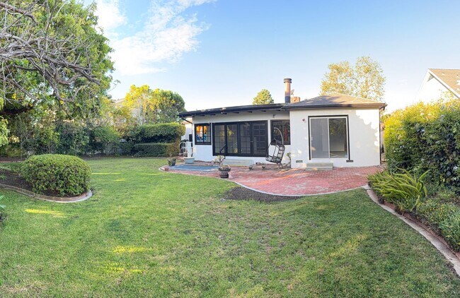 Foto del edificio - 8046 Dunfield Ave