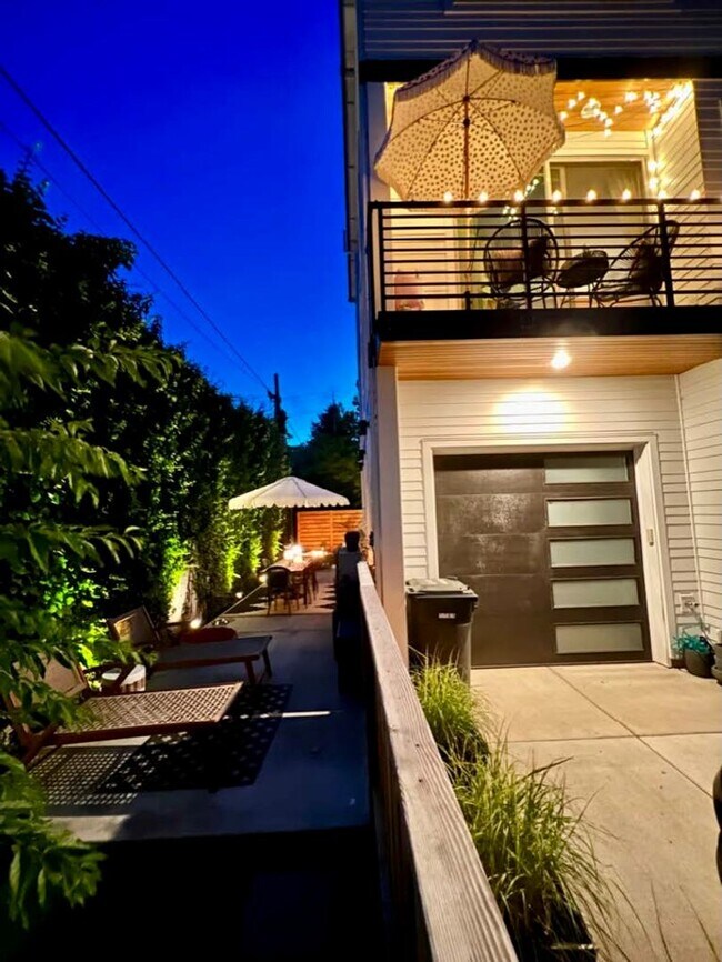 Foto del edificio - Luxurious 3 Bed, 3.5 Bath Custom Townhouse in Coveted Sellwood Location!