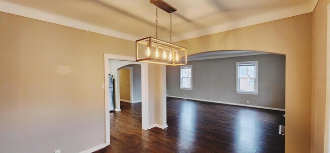 Building Photo - Beautiful Webster Groves Home in Prime Location