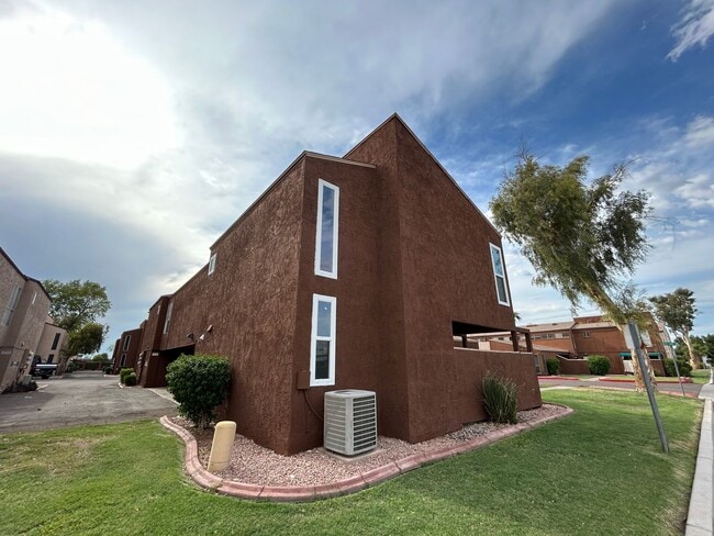 Foto del edificio - 2699 E Silk Oak Dr