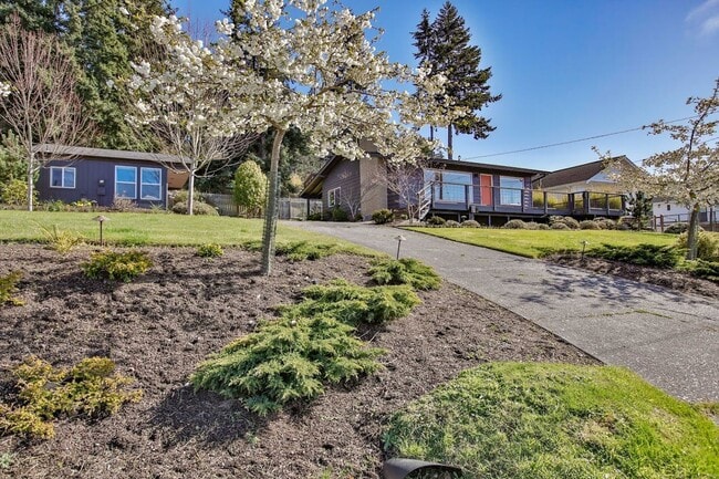 Building Photo - Rare Find with Main House and Fully Equipped ADU!